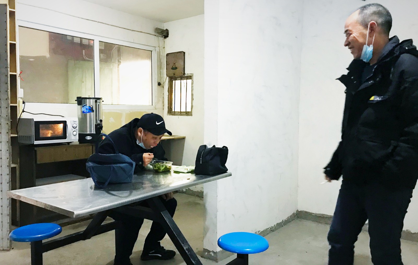 10月份，公司新租建駕駛員休息室之一，駕駛員在休息室內(nèi)愉悅休息與交談.jpg